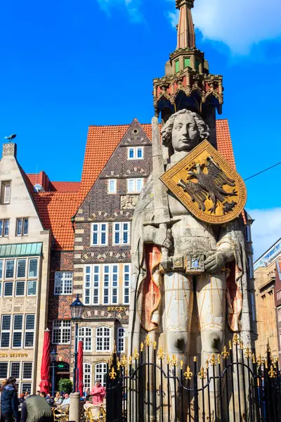 stock image Bremen, Germany - April 2, 2022: Statue of Roland on the Market Square in Bremen, Germany