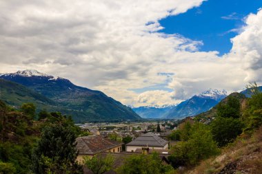 İsviçre, Valais Kantonu 'ndaki Sion Tepesi ve İsviçre Alpleri' nden panoramik manzara