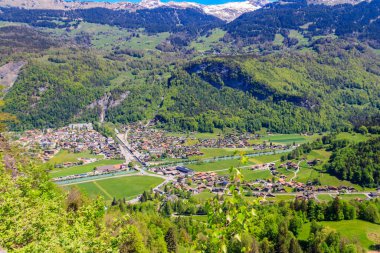 İsviçre 'deki İsviçre Alpleri' nde Reichenbach Şelalesi (Reichenbachfall) yakınlarındaki Meiringen panoramik manzarası