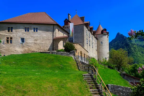 Gruyeres kasabasındaki ortaçağ Gruyeres şatosunun dışı, Fribourg Canton, İsviçre