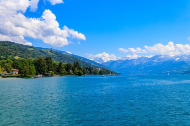 Annecy Gölü 'nün manzarası Fransa' nın Annecy kentindeki güzel dağlarla çevrilidir.