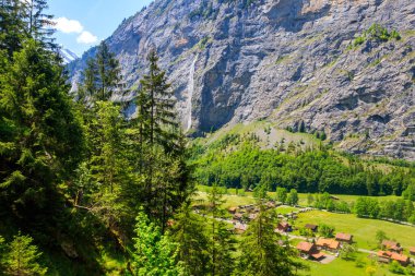 Bernese Oberland, İsviçre 'deki Lauterbrunnen Vadisi manzarası. İsviçre doğası ve seyahat. Alp manzarası