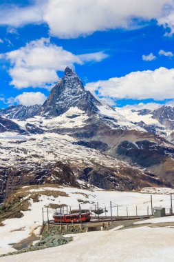 İsviçre 'nin Zermatt kentine yakın Gornergrat demiryolu ile İsviçre Alplerindeki karlı Matterhorn dağı zirvesi manzaralı.