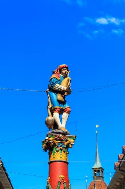 İsviçre 'nin Bern kentindeki Piper Fountain (Pfeiferbrunnen). Çeşme 1545-1546 yılları arasında inşa edildi. Yazar Hans Ging