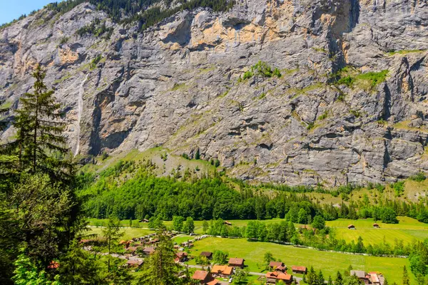 Bernese Oberland, İsviçre 'deki Lauterbrunnen Vadisi manzarası. İsviçre doğası ve seyahat. Alp manzarası