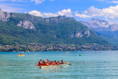 Annecy, Fransa - 16 Mayıs 2022: Annecy Gölü 'nde kayak yapan turistler Fransa' nın Annecy kentinde güzel dağlarla çevrili