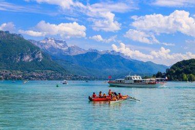 Annecy, Fransa - 16 Mayıs 2022: Annecy Gölü 'nde kayak yapan turistler Fransa' nın Annecy kentinde güzel dağlarla çevrili