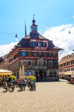 Stein am Rhein, İsviçre - 25 Mayıs 2022: İsviçre 'nin tarihi Stein am Rhein kentindeki güzel boyanmış belediye binası