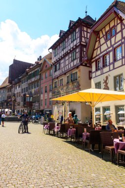 Stein am Rhein, İsviçre - 25 Mayıs 2022: İsviçre 'nin eski Stein am Rhein kasabasında güzel renkli evler