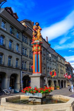 Bern, İsviçre - 6 Haziran 2022: Samson Çeşmesi (Simsonbrunnen) İsviçre 'nin Bern kentindeki Kramgasse üzerinde