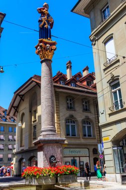 Bern, İsviçre - 18 Haziran 2022: Anna Seiler Çeşmesi (Anna-Seiler-Brunnen) ve Kafigturm Kulesi