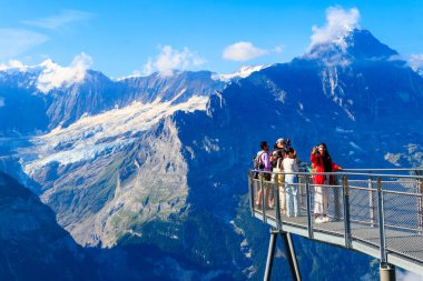 Grindelwald, İsviçre - 6 Ağustos 2022: Turistler, Grindelwald 'daki Birinci Dağ' ın popüler bir izleme platformu olan Birinci Uçurum Yürüyüşü 'nde fotograf çekiyorlar.
