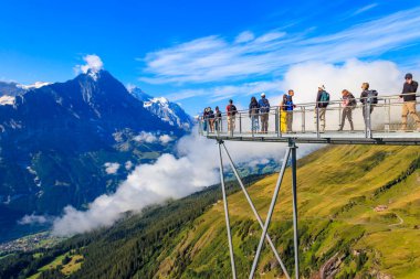 Grindelwald, İsviçre - 6 Ağustos 2022: Turistler, Grindelwald 'daki Birinci Dağ' ın popüler bir izleme platformu olan Birinci Uçurum Yürüyüşü 'nde fotograf çekiyorlar.