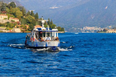 Como, İtalya - 27 Ekim 2022: Como Gölü, Lombardy, İtalya 'da turist gemisi