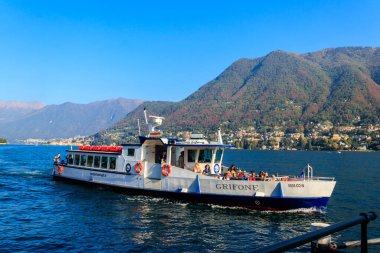 Como, İtalya - 27 Ekim 2022: Como Gölü, Lombardy, İtalya 'da turist gemisi