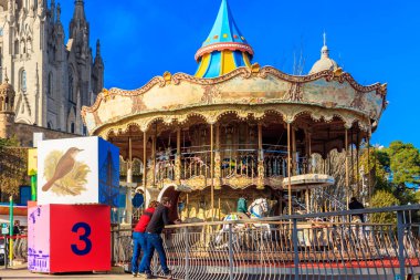 Barselona, İspanya - 18 Aralık 2022: Barcelona, İspanya 'daki Tibidabo Lunaparkı' nda antika atlıkarınca
