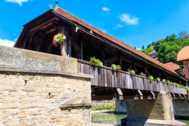 Berne Köprüsü (Pont de Berne) İsviçre 'nin Fribourg kentindeki Sarine nehri boyunca uzanır.