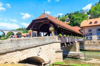Berne Köprüsü (Pont de Berne) İsviçre 'nin Fribourg kentindeki Sarine nehri boyunca uzanır.
