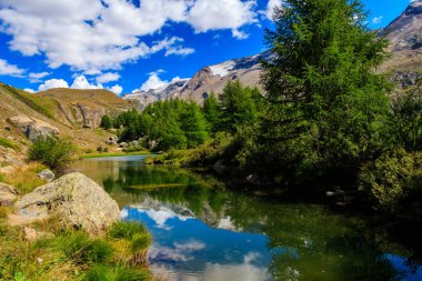 Grindji Gölü (Grindjisee) ve İsviçre Alpleri 'nin Zermatt, İsviçre' deki Beş Göl Yolu 'ndaki manzarası