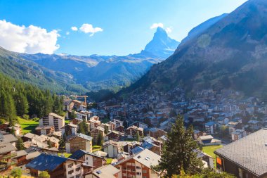 İsviçre 'nin Valais kantonundaki Zermatt kasabası ve Matterhorn Dağı manzarası