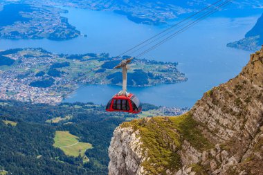 İsviçre, Lucerne Kantonu 'ndaki Pilatus Dağı' nın tepesine giden teleferik.