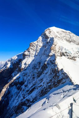 İsviçre 'nin Bernese Oberland bölgesindeki Bernese Alpleri' nin Eiger Dağı manzarası. Jungfrau bölgesi