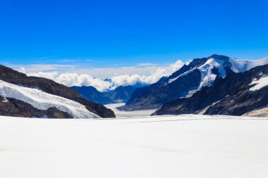 İsviçre 'nin Valais Kantonu' ndaki Alpler ve UNESCO mirasının en büyük buzulu olan Büyük Aletsch Buzulu manzarası