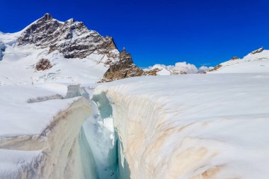 Bernese Oberland, İsviçre 'de Jungfraujoch yakınlarında Crevasse