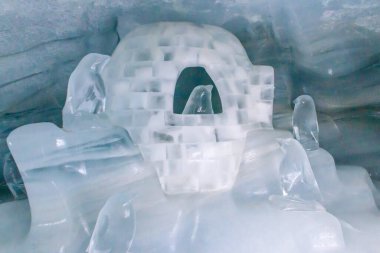İsviçre 'deki Jungfraujoch İstasyonu' ndaki Buz Sarayı 'nda buzdan heykeller.
