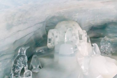 İsviçre 'deki Jungfraujoch İstasyonu' ndaki Buz Sarayı 'nda buzdan heykeller.