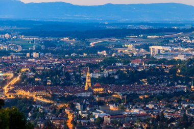 İsviçre 'nin Gurten Dağı' ndan Bern şehrinin hava gece manzarası