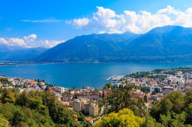 Locarno şehri ve İsviçre 'deki Maggiore Gölü manzarası