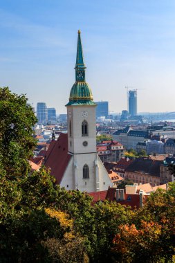 Ünlü St. Martin Katedrali 'ne ve Bratislava, Slovakya' daki eski kasabaya bakın.