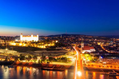 Bratislava kalesi, eski kasaba ve Tuna nehri gözlem güvertesinden Bratislava, Slovakya 'da gece vakti köprü manzarası