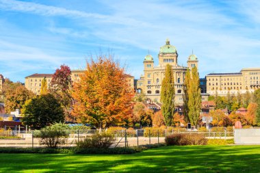 Sonbaharda Bern 'deki İsviçre Federal Sarayı manzarası