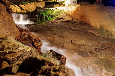 İsviçre 'deki Bern Kantonu' nda Interlaken yakınlarında Beatenberg 'in altında sarkıtlar ve dikitlerle St. Beatus Mağaraları