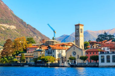 İtalya 'daki Como Gölü' ndeki Torno kasabasının panoramik manzarası