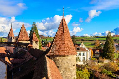 İsviçre 'nin sonbaharda eski Murten kentinin hava manzarası