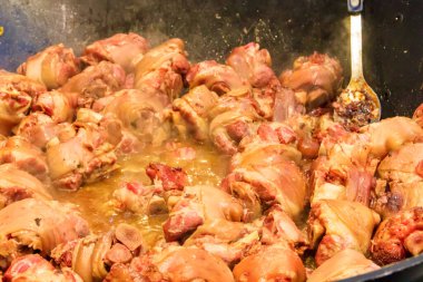 Büyük kazanda domuz budu pişirme (geleneksel Alman yemeği)