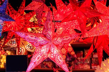 Kağıt yıldız şeklindeki fenerler Noel pazarında satışta.