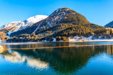 Graubunden kantonundaki Davos Gölü manzarası, İsviçre