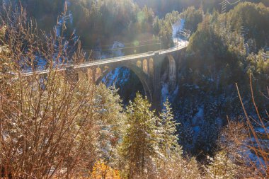 Wiesen Viyadük manzarası, Rhaetian demiryolu, kışın İsviçre Graubunden.