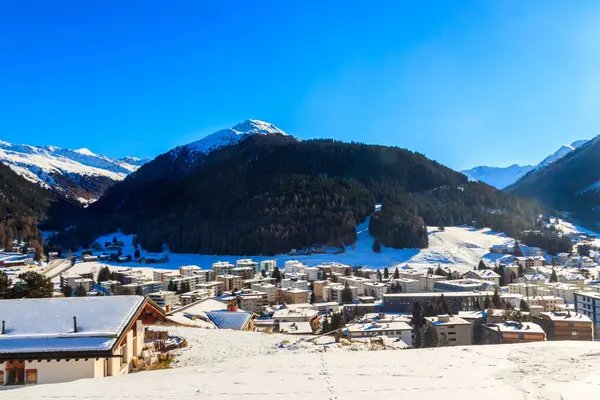 İsviçre 'nin ünlü Davos şehrinin kışın manzarası