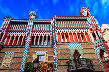 İspanya, Barselona 'daki Casa Vicens cephesi. Antoni Gaudi 'nin ilk başyapıtı. 1883 ve 1885 yılları arasında inşa edilmiş.