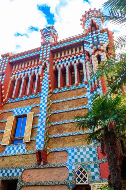 İspanya, Barselona 'daki Casa Vicens cephesi. Antoni Gaudi 'nin ilk başyapıtı. 1883 ve 1885 yılları arasında inşa edilmiş.