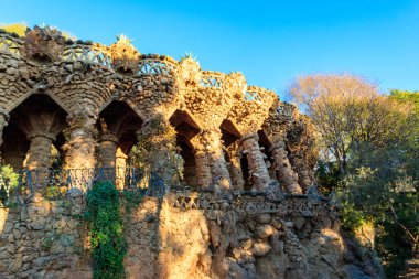 Antoni Gaudi tarafından tasarlanan sütunlar Barcelona, İspanya 'daki Guell parkında