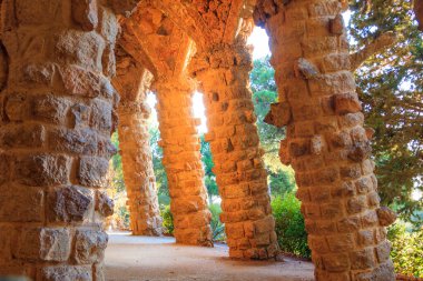 Antoni Gaudi tarafından tasarlanan sütunlar Barcelona, İspanya 'daki Guell parkında