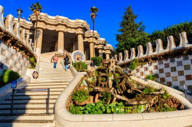 Barselona, İspanya - 16 Aralık 2022: Antoni Gaudi tarafından İspanya 'nın Barselona şehrinde tasarlanan Park Guell Girişi