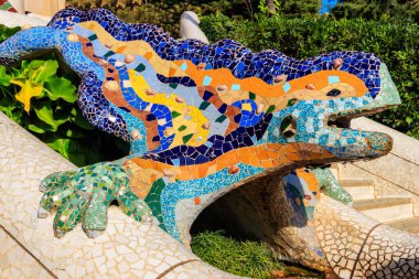 Gaudi 'nin renkli mozaik ejderha semenderi Park Guell, Barcelona, İspanya