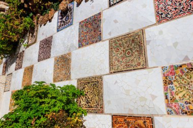 Antoni Gaudi 'nin Barcelona, Katalonya, İspanya' daki Park Guell 'deki Mozaik Duvarı